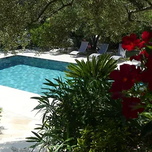 https://la-calanque-du-boucharel.fr-provencehotel.com