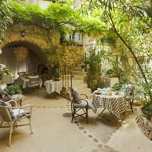 https://la-cordiere-lourmarin.fr-provencehotel.com